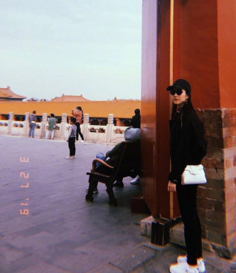 刘亦菲上载游故宫的照片。网上图片
