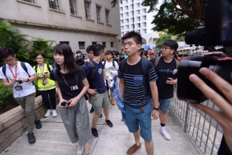 香港眾志十多人到場外高喊口號。