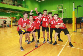 红队派出(左起) 廖家爵、谭焯升、张彦博、黄子恒、谭永浩、焦浩轩出战男子排球决赛。