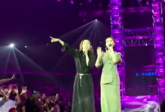 杨丞琳和范玮琪合唱《有你真好》。网上图片