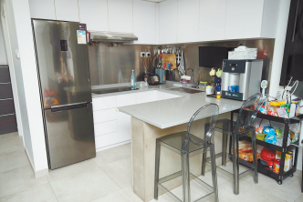 开放式厨房设有L形厨柜及中岛柜，备餐空间足。