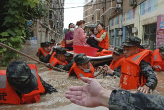 隨州成澤國，市民由解放軍救出。新華社圖片