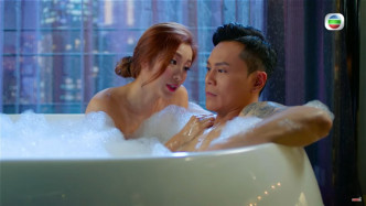 李天翔早前于无綫剧《解决师》中，与杨柳青（左）上演一场共浴戏。