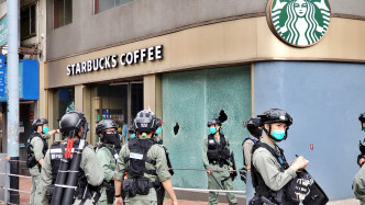 Starbucks亦被人破壞。