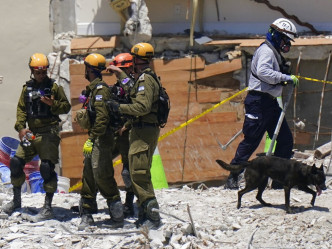 佛州邁阿密以北瑟夫賽德鎮塌樓災場的救援隊伍昨日（3日）決定暫停搜索行動。AP資料圖片