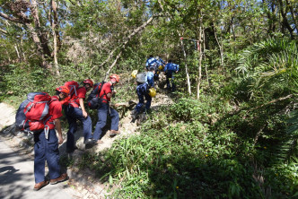 消防、民安隊，向自殺岸方向一帶搜索。 梁國峰攝