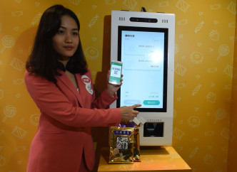 消費者須打開「微信支付」的電話APP，在門口掃描QR Code方可進入商店。