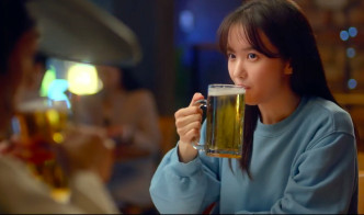 女主角朴正妍是现代人，剧中带澯熙体验饮啤酒。