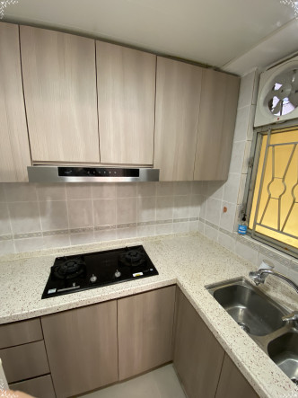 廚房以淺色為主調，設多組廚櫃。