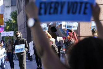 示威者抗議共和黨阻攔車上投遞選票。AP圖片