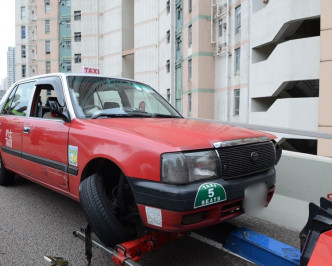 平治房車連環撞向七輛車輛。