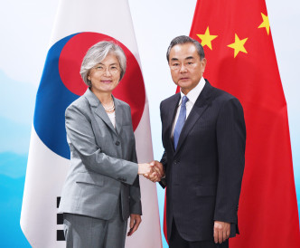 王毅(右)会见韩国外长康京和。 新华社图