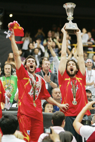 2006年，加斯劳赢得世界篮球锦标赛冠军兼赛事MVP。 AP