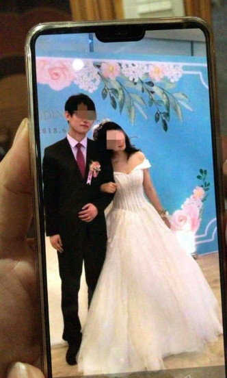 家人展示死者的结婚照。网图