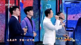 吴奇隆（黑衫）和陈伟霆 （白衫）同台演唱《少年》。