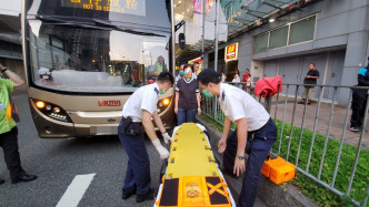 两名巴士女乘客受伤。