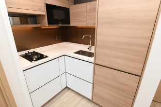 開放式廚房設有上下層廚櫃提供儲物空間。（本木22樓A3室）