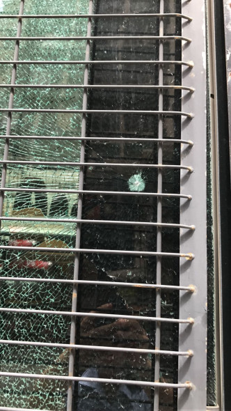 车窗破裂留有弹孔