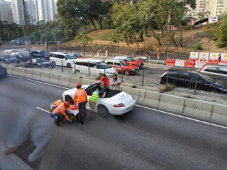 龍翔道往荃灣2車相撞。‎馬路的事討論區Serene Po圖片