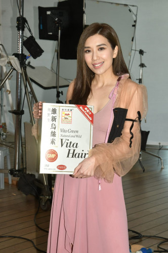 黃智雯以品牌首位女性代言人身份，為維特健靈維新烏絲素拍攝廣告。