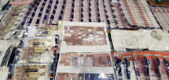 警方展示检获的假钞约值22万元。