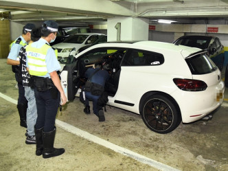 警方在涉事私家車上並無進一步發現違禁品。