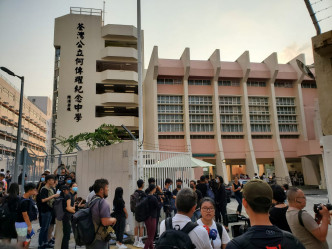 大批学生校门外声援中枪男生。