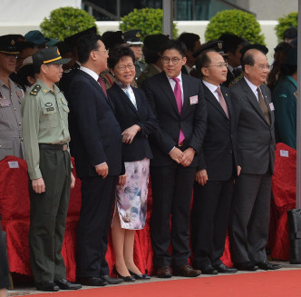 行政長官林鄭月娥（左三）等官員出席。