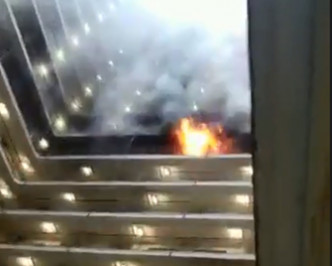火勢一度燒至走廊。香港突發事故報料區 facebook