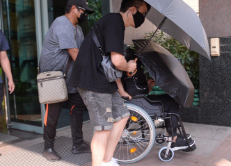 「飞天南」吴伟南首提堂时须坐轮椅出庭。 资料图片