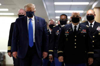 特朗普首度戴上口罩到軍事醫療中心探望傷兵。AP　