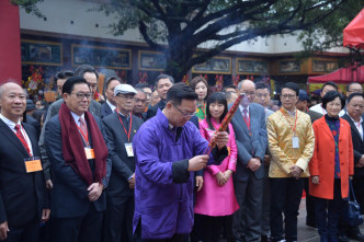 劉業強按傳統到沙田車公廟為香港祈福及求籤。