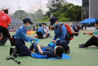 隊員示範搶救傷者。政府新聞處圖片