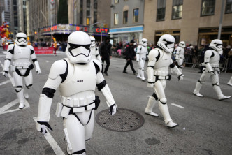 巡遊人士裝扮成星球大戰的白兵。AP圖片