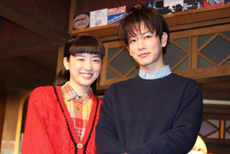 永野曾與佐藤健演出《半邊藍天》。