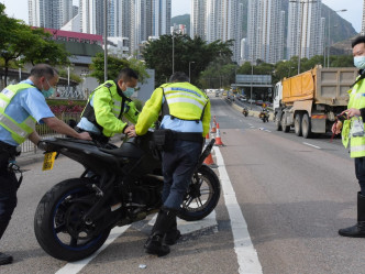 警员封锁九龙湾伟业街意外位置进行调查。