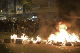 前年10月1日，全港多区爆发反修例冲突。大批示威者在荃湾聚集堵路，并在马路上纵火。 资料图片