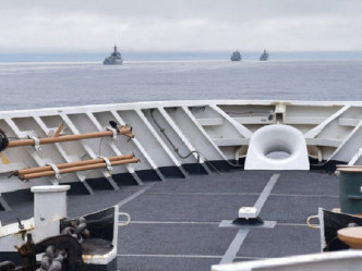 美国海岸防衞队监控驶入美方专属经济海域的解放军舰艇。（网上图片）