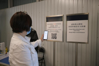 自动派发机旁边，有设置告示牌，指所有港铁站不会收集样本，牌上有二维码，让市民扫瞄查询交回样本方法。