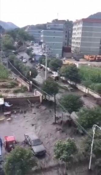 子长县发生溃坝，导致大量「黑水」流下至县城街道、河道。网图