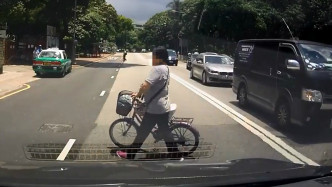 男童家長照樣推單車過馬路。網民Kenny Lai圖片