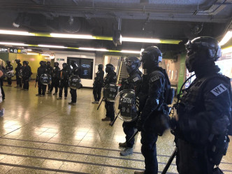 防暴警察在灣仔站內戒備。