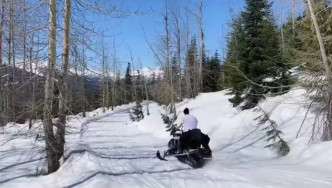 李敏镐揸电单车上雪山。