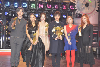 张敬轩（右三）于四大颁奖礼合共夺得15.5个奖项，荣升2018年度歌王。