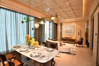 長形大廳以啡色和灰藍色為主調，營造高雅休閒空間。