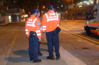 一輛救護車車於屯門與私家車相撞，四人受傷。