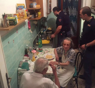 意大利警员不时登门为年长者煮食。