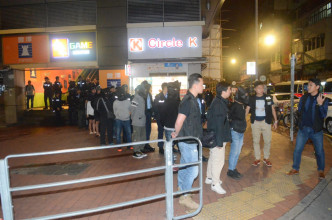警方在大棠路一间游戏机中心拘捕40男4女。