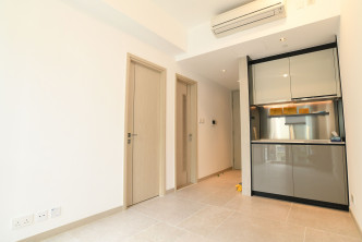 開放式廚房設於廳堂一隅，下廚空間充裕。