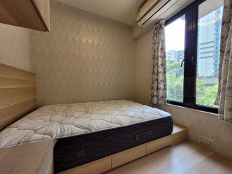 房间留有寝具，一律用上浅色木纹地板配上不同色调及花纹的墙纸。